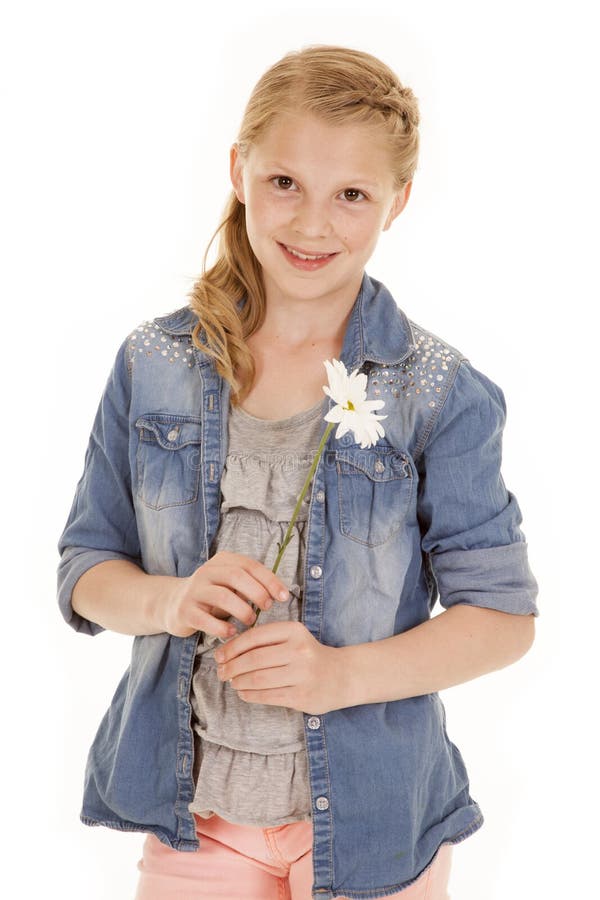 Ung flicka med den vita blomman