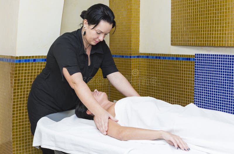 Ung flicka som gör en massage I arkivbild Ung flicka som gör en massage I arkivbild