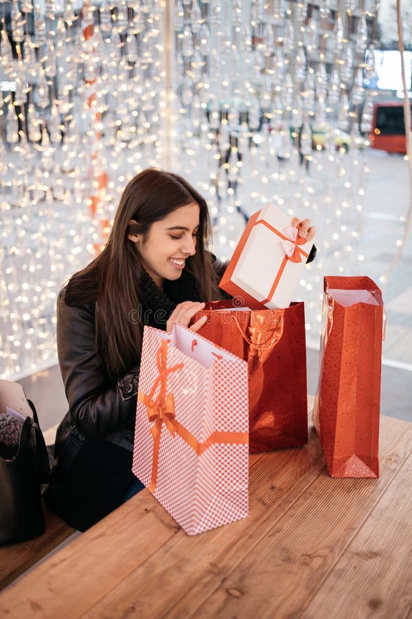 Ung flicka som tar ut omslaget julklapp royaltyfri fotografi Ung flicka som tar ut omslaget julklapp royaltyfri fotografi