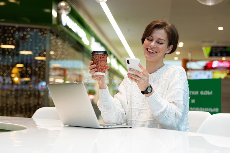 Ung frilansare som arbetar på en bärbar dator från cafe arkivfoton