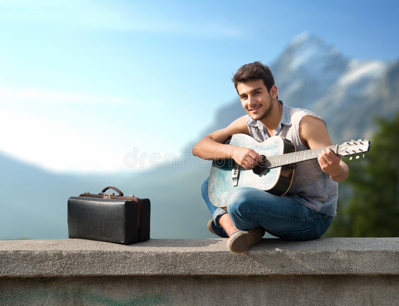 Ung gatumusikant arkivfoton