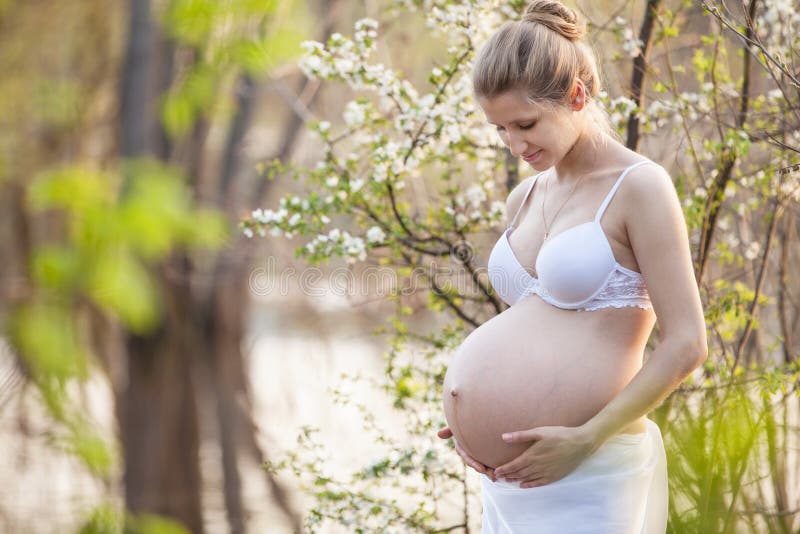 Русские беременные жены с разговорами. Фотосессия беременности на природе. Молодые беременные.