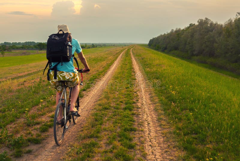 Ung handelsresanderidningcykel i sommar arkivfoton Ung handelsresanderidningcykel i sommar arkivfoton
