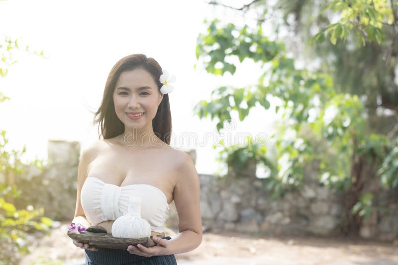 Ung härlig asiatisk kvinna med thailändsk traditionell klänning I arkivfoton Ung härlig asiatisk kvinna med thailändsk traditionell klänning I arkivfoton