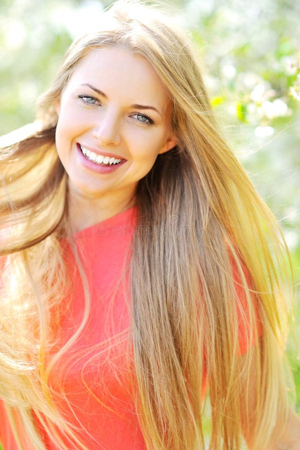 Ung härlig blond kvinna royaltyfri bild Ung härlig blond kvinna royaltyfri bild