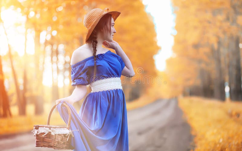 Ung härlig flicka i klänningar på naturen En flicka i en hatt går royaltyfri bild Ung härlig flicka i klänningar på naturen En flicka i en hatt går royaltyfri bild