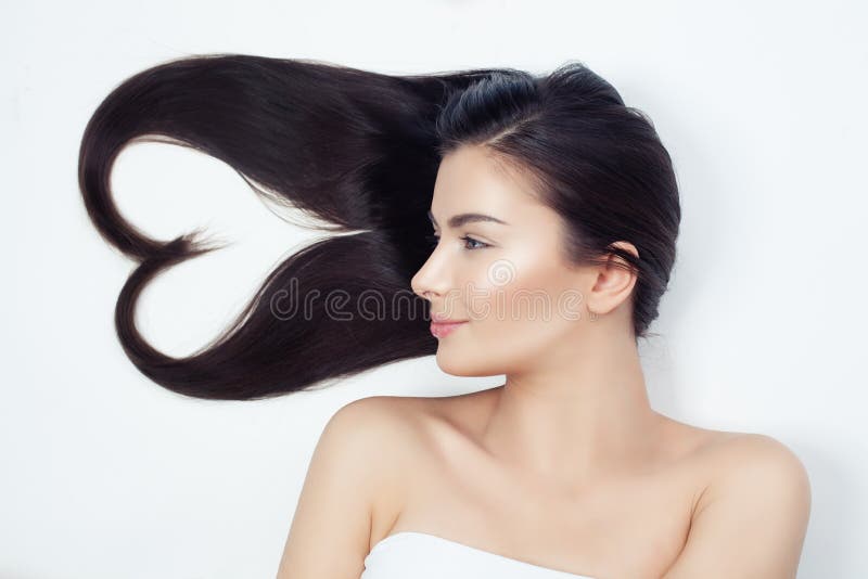 Ung härlig kvinna med sunt lockigt hår Hjärta av hår, haircarebegrepp royaltyfri foto