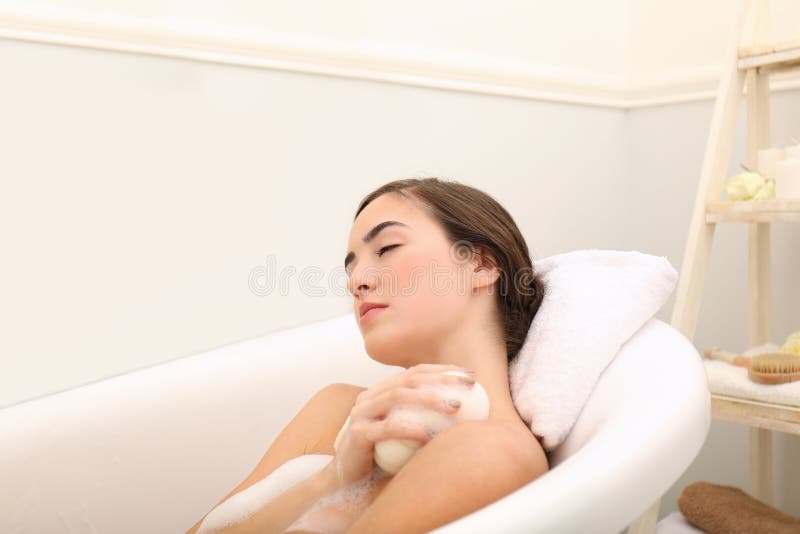 Ung härlig kvinna som tar badet royaltyfri foto Ung härlig kvinna som tar badet royaltyfri foto