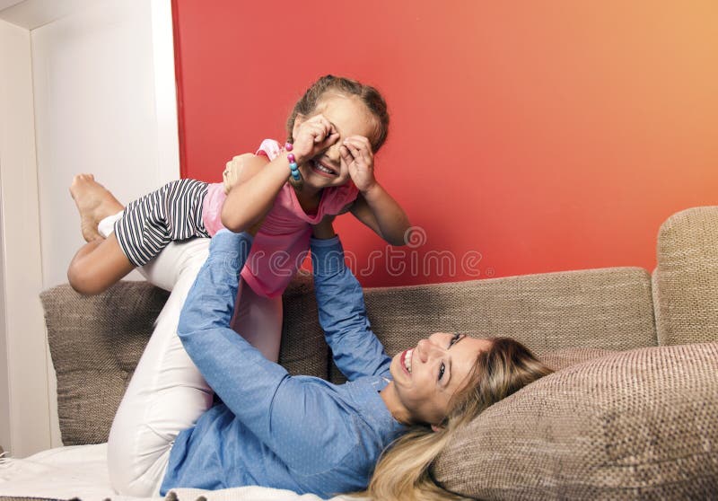 Ung härlig mamma och att ha gyckel med hennes lilla dotter fotografering för bildbyråer Ung härlig mamma och att ha gyckel med hennes lilla dotter fotografering för bildbyråer