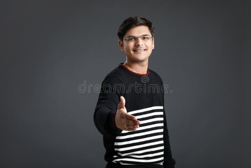 Ung indisk man som ?ver g?r ett avtal fotografering för bildbyråer Ung indisk man som ?ver g?r ett avtal fotografering för bildbyråer