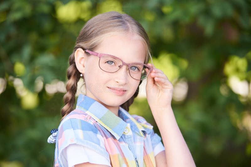 Ung kvinna för tänkare som drömmer lyckligt thoughful Flickastudent royaltyfri foto