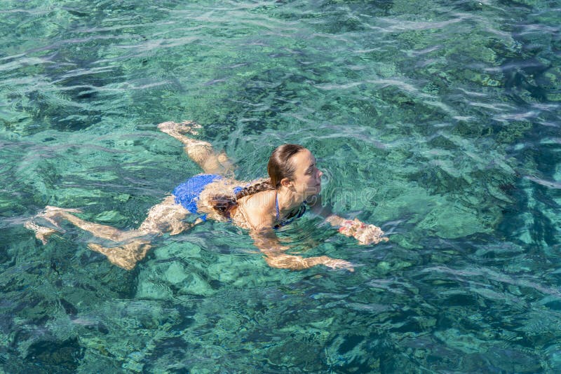 Ung kvinna i bikinisimning i klart vatten Kvinnasimmare som simmar i det blåa havet Kvinnasimning i havet arkivfoto Ung kvinna i bikinisimning i klart vatten Kvinnasimmare som simmar i det blåa havet Kvinnasimning i havet arkivfoto
