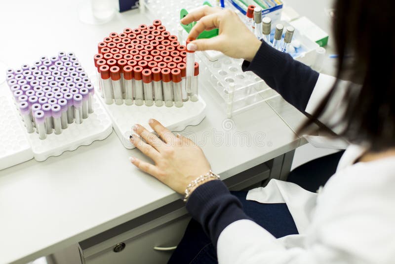 Ung kvinna i det medicinska laboratoriumet royaltyfri foto