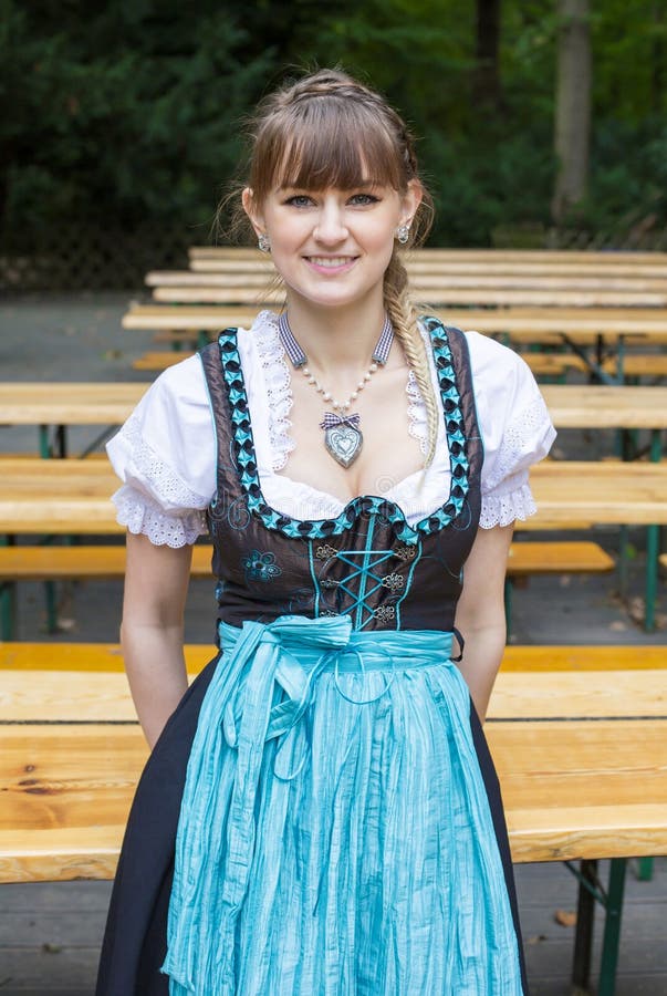 Ung kvinna i dirndl arkivfoton Ung kvinna i dirndl arkivfoton