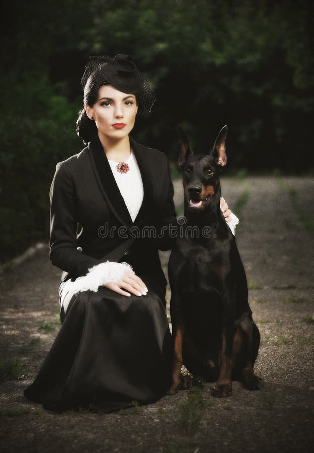 Ung kvinna i forntida dräkt med hunden (forntida ver) arkivbild Ung kvinna i forntida dräkt med hunden (forntida ver) arkivbild