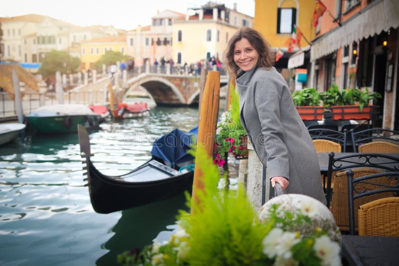 Ung kvinna i venice, Italien Flicka i Venedig på gondoler och gatakanalbakgrund royaltyfri foto Ung kvinna i venice, Italien Flicka i Venedig på gondoler och gatakanalbakgrund royaltyfri foto