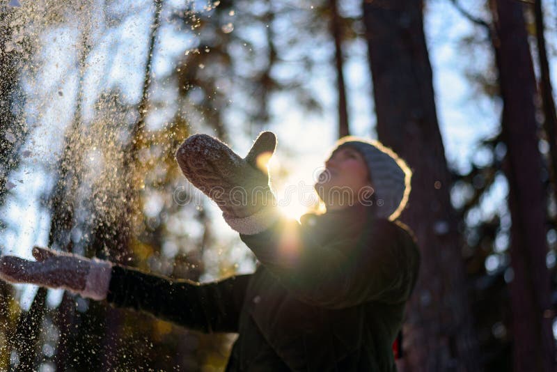 Ung kvinna i vinterkläder som spelar med insnöat träna Glädjen av vintern, flickan kastar in i luften den nya snön Sele royaltyfria foton Ung kvinna i vinterkläder som spelar med insnöat träna Glädjen av vintern, flickan kastar in i luften den nya snön Sele royaltyfria foton