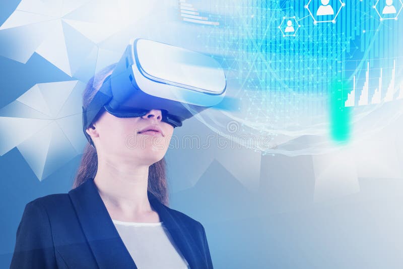 Ung kvinna i VR-hörlurar med mikrofon, social anslutning royaltyfri foto Ung kvinna i VR-hörlurar med mikrofon, social anslutning royaltyfri foto