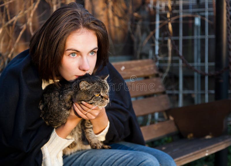 Ung kvinna med en katt royaltyfria foton Ung kvinna med en katt royaltyfria foton