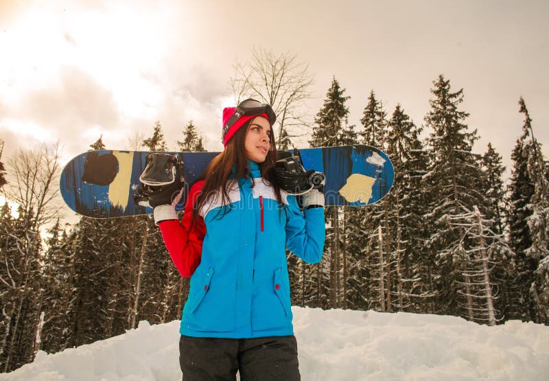 Ung kvinna med snöskålen hög i vinterberg som klättrar upp till toppen royaltyfri fotografi Ung kvinna med snöskålen hög i vinterberg som klättrar upp till toppen royaltyfri fotografi