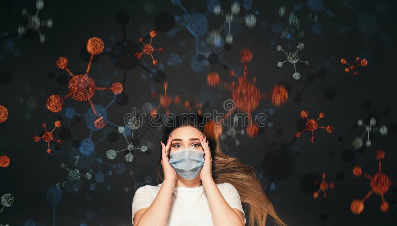 Ung kvinna med svart bakgrund i en skyddande medicinsk mask omgiven av sjukdomsvirus, skrämd flickkoncept hälsa royaltyfria bilder