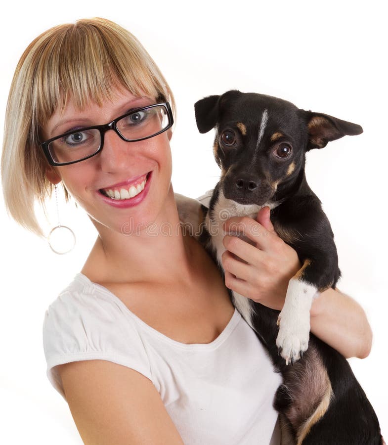 Ung kvinna och liten gullig hund arkivfoton