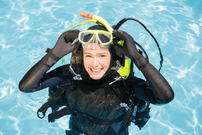 Ung kvinna på dykapparatutbildning