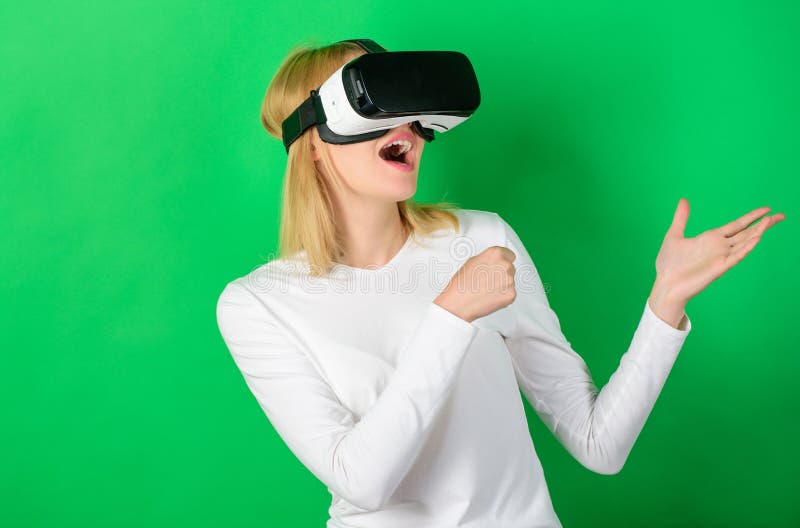 Ung kvinna som använder en virtuell verklighethörlurar med mikrofon med begreppsmässiga nätverkslinjer Kvinna som använder VR-app fotografering för bildbyråer Ung kvinna som använder en virtuell verklighethörlurar med mikrofon med begreppsmässiga nätverkslinjer Kvinna som använder VR-app fotografering för bildbyråer