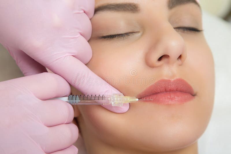 Ung kvinna som besöker cosmetologisten royaltyfria foton Ung kvinna som besöker cosmetologisten royaltyfria foton