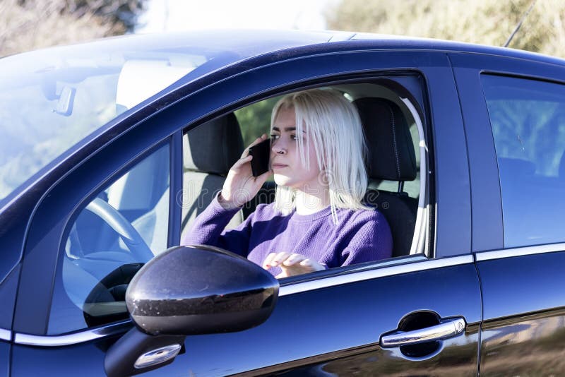 Ung kvinna som chattar på sin mobil royaltyfri bild