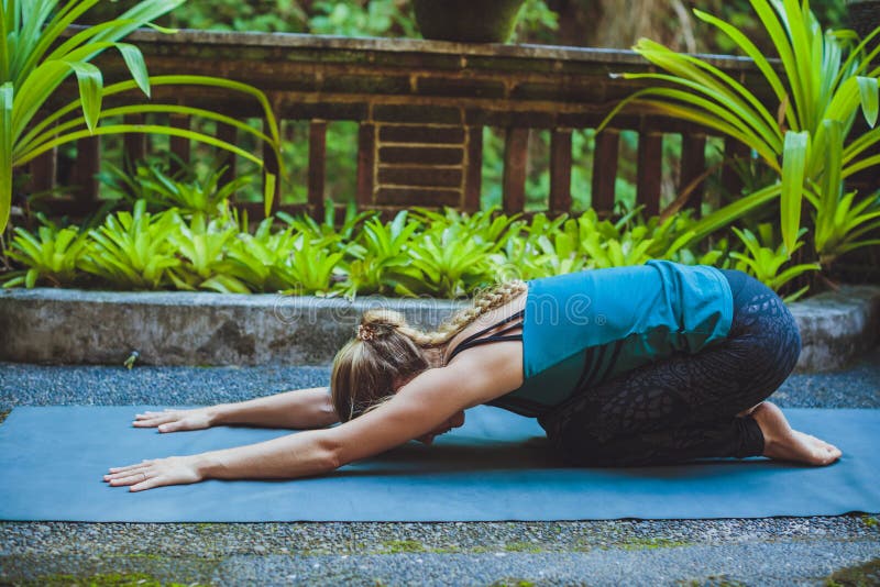 Ung kvinna som gör yoga utanför i naturlig miljö royaltyfria bilder