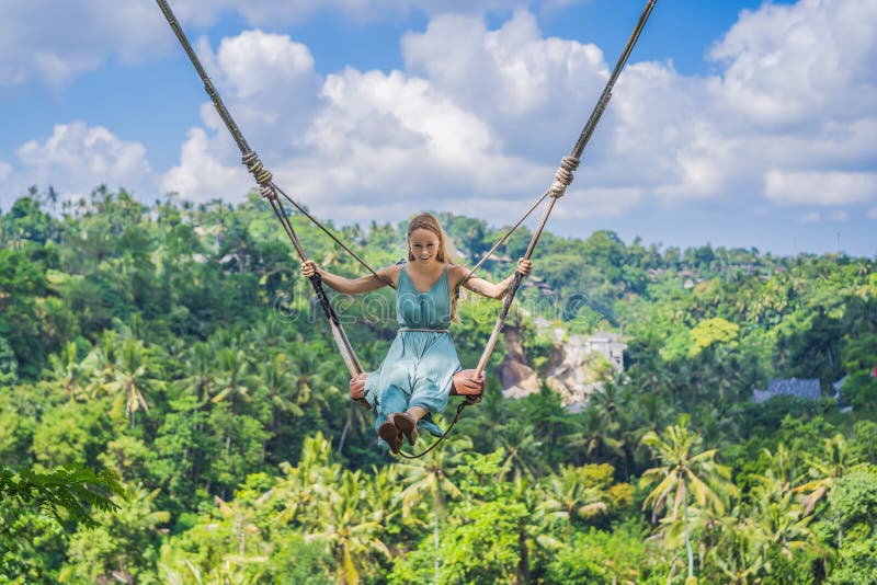 Ung kvinna som sv?nger i djungelrainforesten av den Bali ?n, Indonesien Gunga i v?ndkretsarna Gungor - trend av Bali royaltyfria foton Ung kvinna som sv?nger i djungelrainforesten av den Bali ?n, Indonesien Gunga i v?ndkretsarna Gungor - trend av Bali royaltyfria foton