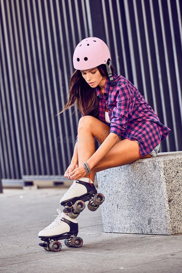 Download Ung Kvinna Som Sätter På Gående Rollerblading För Skridskor I Stads- Stadspark Fotografering för Bildbyråer - Bild av utomhus, stående: 76702245