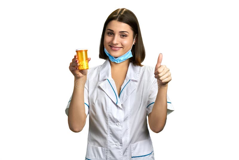 Ung kvinnlig doktor med godkännandetecknet arkivfoto Ung kvinnlig doktor med godkännandetecknet arkivfoto