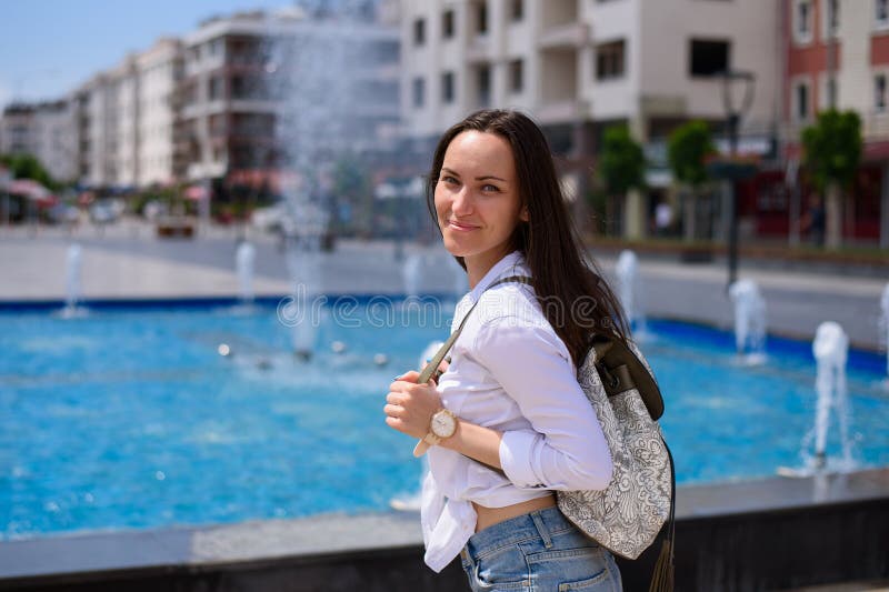 Ung kvinnlig turist som går till och med stadsgatorna av Demre, Turkiet royaltyfri bild Ung kvinnlig turist som går till och med stadsgatorna av Demre, Turkiet royaltyfri bild