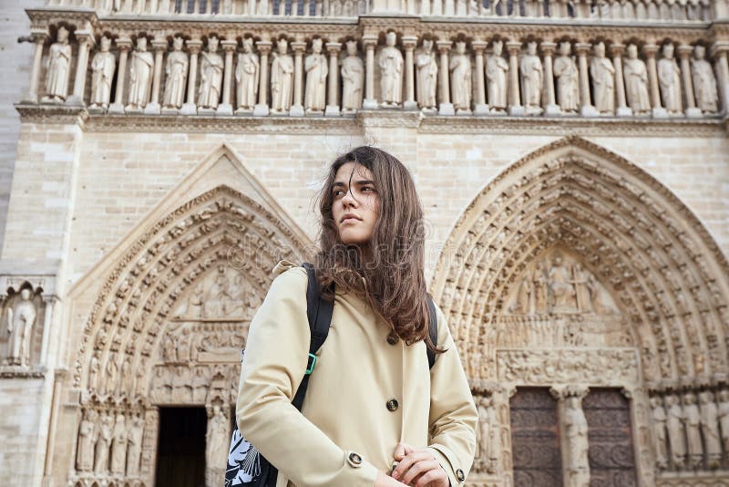Ung känslig kvinnaturist som framme står av den berömda Notre Dame domkyrkan i Paris royaltyfri fotografi Ung känslig kvinnaturist som framme står av den berömda Notre Dame domkyrkan i Paris royaltyfri fotografi