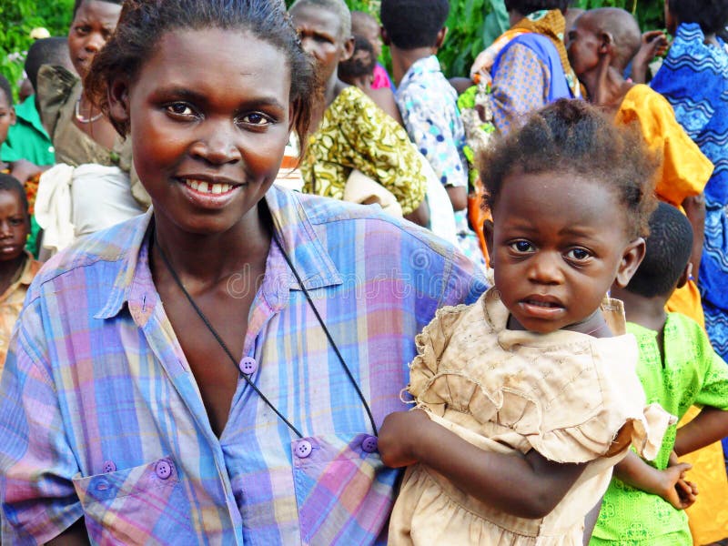 Ung le afrikansk avlägsen by Uganda, Afrika för moder och för dotter royaltyfria foton Ung le afrikansk avlägsen by Uganda, Afrika för moder och för dotter royaltyfria foton