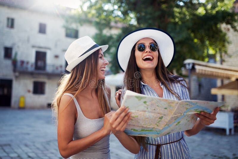 Ung lycklig turistkvinnasight i stad p? semester fotografering för bildbyråer Ung lycklig turistkvinnasight i stad p? semester fotografering för bildbyråer