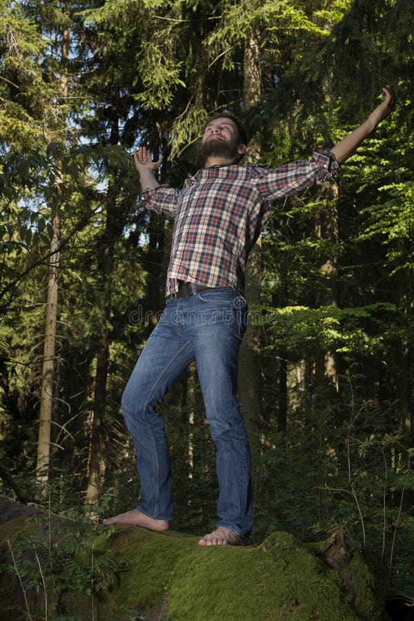 Ung lycksökare som firar naturen royaltyfri fotografi