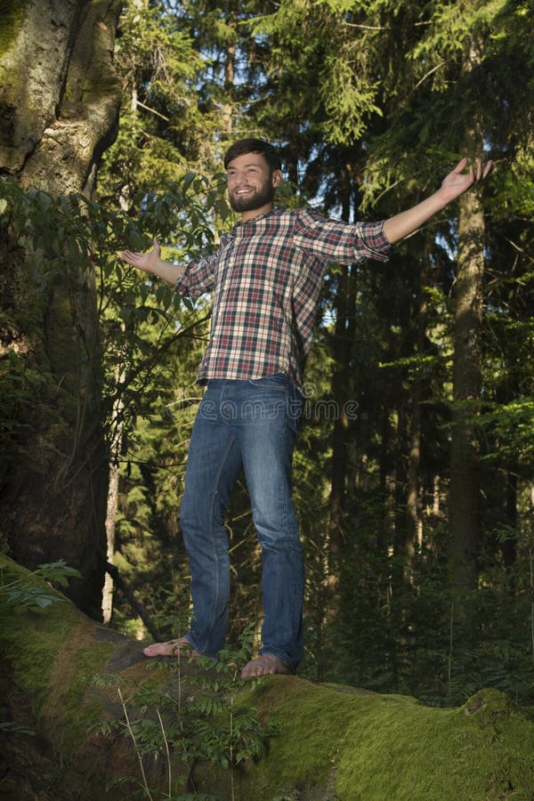 Ung lycksökare som firar naturen arkivfoto