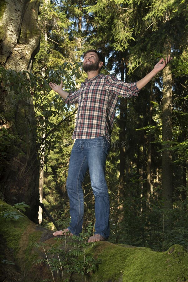 Ung lycksökare som firar naturen royaltyfri bild