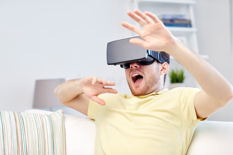 Ung man i virtuell verklighethörlurar med mikrofon eller exponeringsglas 3d arkivbilder Ung man i virtuell verklighethörlurar med mikrofon eller exponeringsglas 3d arkivbilder