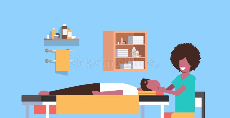 Ung man som har massösen för huvudmassageafrikansk amerikan som masserar patientkroppgrabben som kopplar av att ligga på lyxig br stock illustrationer Ung man som har massösen för huvudmassageafrikansk amerikan som masserar patientkroppgrabben som kopplar av att ligga på lyxig br stock illustrationer