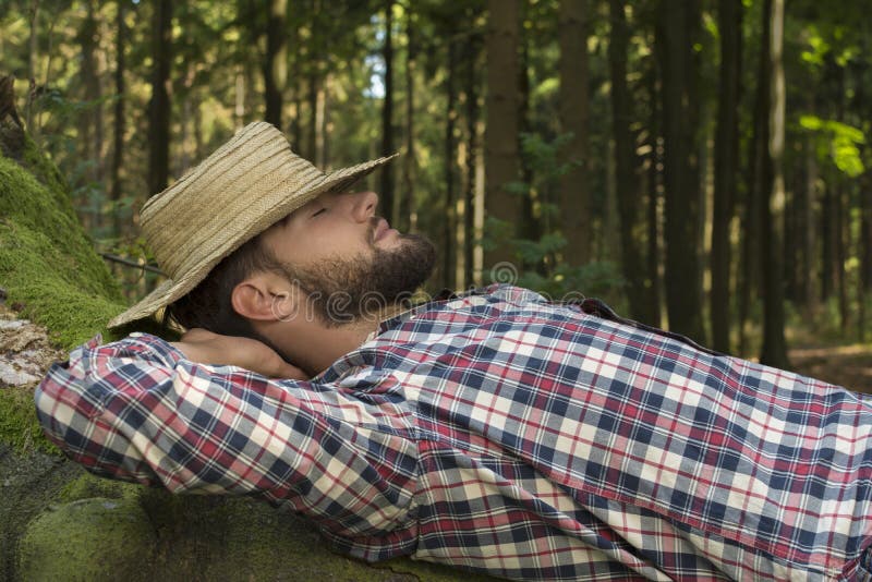 Ung man som kopplar av i naturen arkivfoton