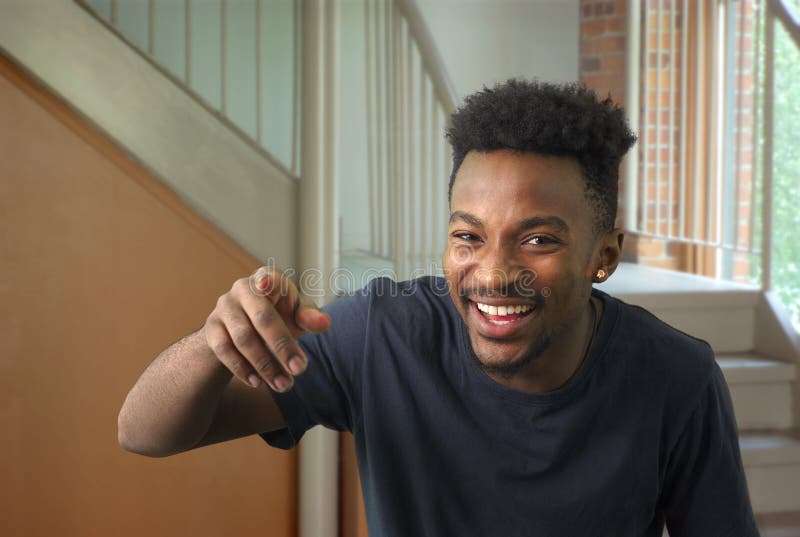 Ung man som pekar fingret och skrattar någon skola royaltyfri foto Ung man som pekar fingret och skrattar någon skola royaltyfri foto