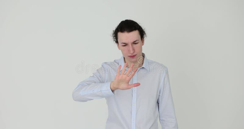 Ung man som står på vit bakgrund och gester med hand och som granskar handhud och handhud lager videofilmer