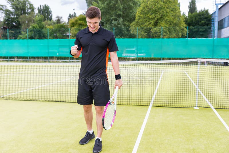 Ung man som är ilsken på grund av förlusten i tennismatch och som gör ett f royaltyfria bilder Ung man som är ilsken på grund av förlusten i tennismatch och som gör ett f royaltyfria bilder