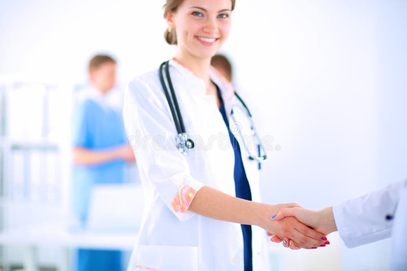 Ung medicinsk folkhandshaking på kontoret arkivfoto Ung medicinsk folkhandshaking på kontoret arkivfoto
