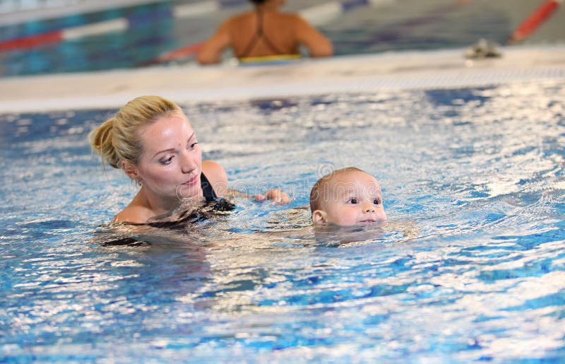 Ung moder och liten son i en simbassäng arkivbilder Ung moder och liten son i en simbassäng arkivbilder