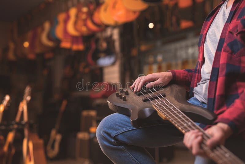 Ung musiker med en gitarrcloseup arkivfoto